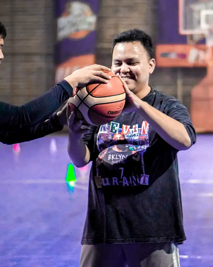 Coach membetulkan posisi tangan peserta saat coaching clinic iMasyour League