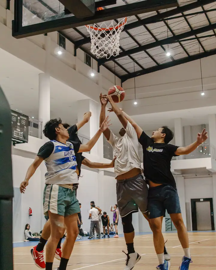 Perebutan rebound di laga JKT vs JKT iMasyour League
