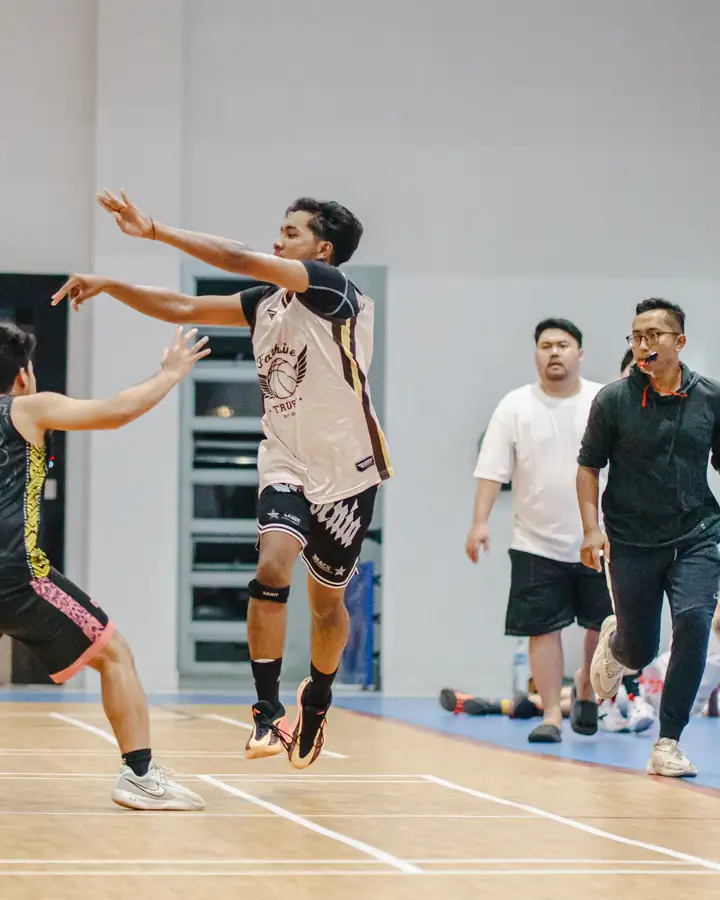 Wasit mengikuti jalannya bola di laga JKT vs JKT iMasyour League